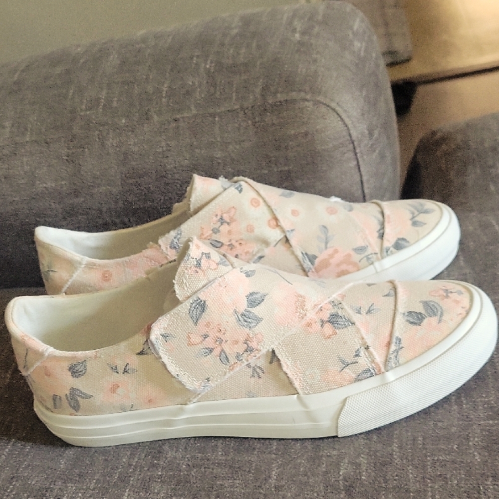 Cute!Floral Canvas Sneakers, NEW W/OUT TAGS, 9 1/2